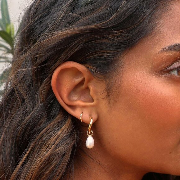 Trendy gold pearl hoop earrings for women 14K plated huggie drop wedding jewelry - Picture 5 of 6